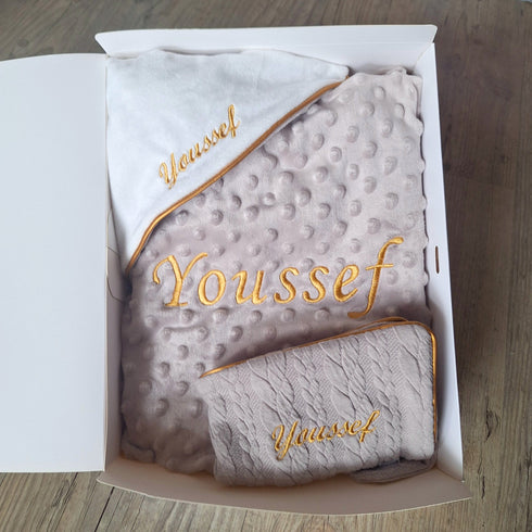 Coffret Bébé Personnalisé  Chic – Couverture, Doudou et Protège Carnet – Quantité Limitée